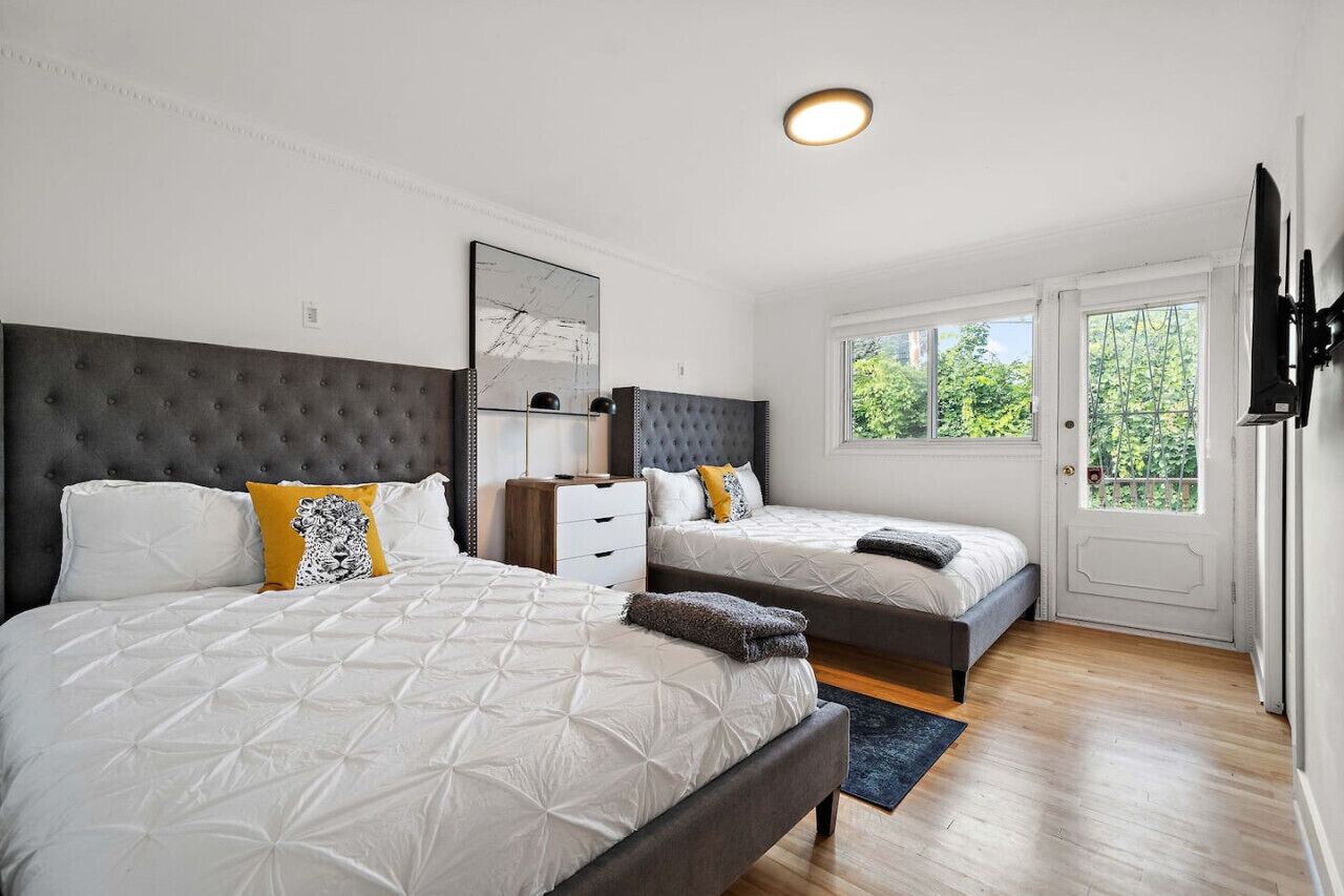 5 habitaciones, escritorio y tabla de planchar con plancha 