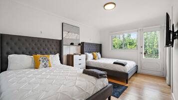 5 habitaciones, escritorio y tabla de planchar con plancha