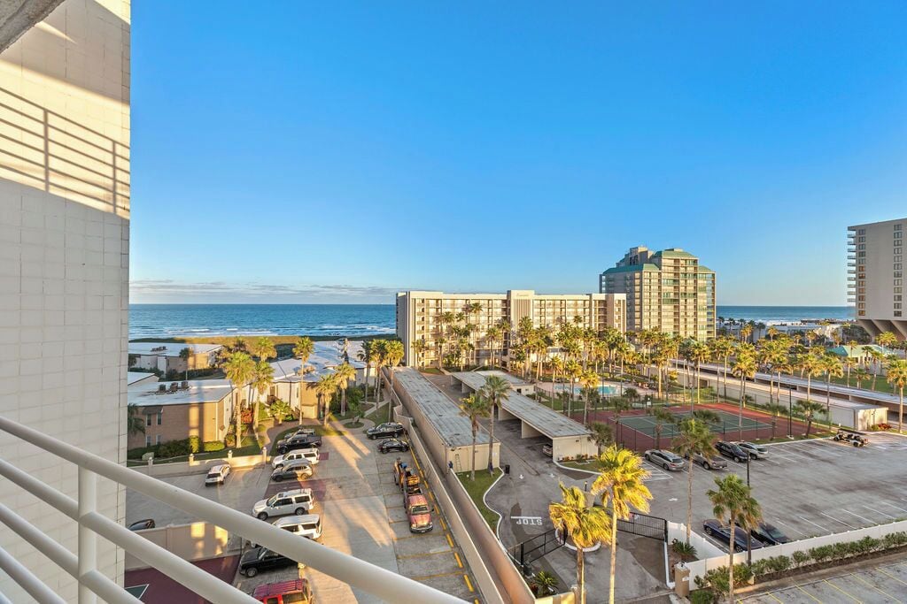 Un edificio alto con vista a la playa y al océano.