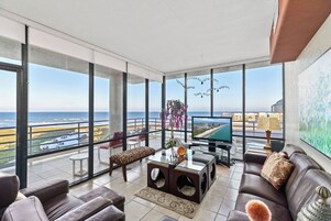 Lejlighed | Opholdsområde | 42-tommers fladskærms-tv med kabelkanaler, dvd-afspiller