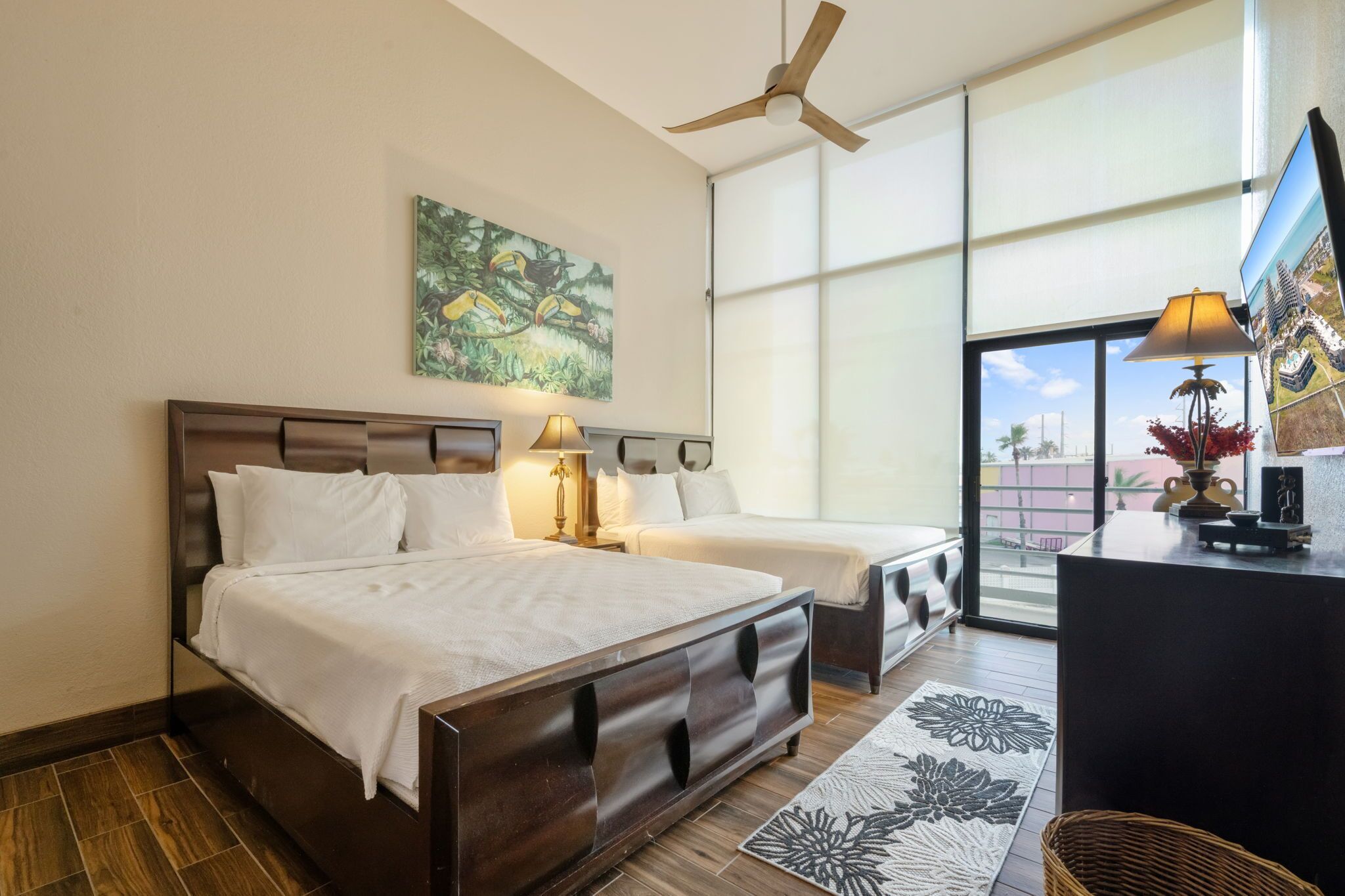 Sunchase IV #210 | Free WiFi, bed sheets