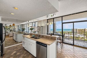 Sunchase IV #709 | Privat køkken | Mikrobølgeovn, ovn, kogeplade, opvaskemaskine