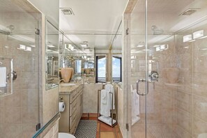 Apartment | Badezimmer | Haartrockner, Handtücher