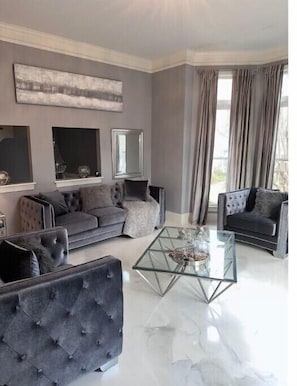 Living area - Your home away from home! (Roswell)