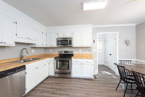 Fridge, microwave, oven, stovetop - 3BR Kid Friendly  Fenced in Swingset (Raleigh)