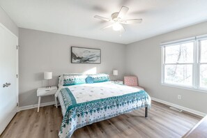 4 chambres, bureau, fer et planche à repasser, lit de bébé portatif