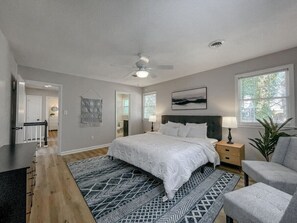 4 chambres, bureau, fer et planche à repasser, lit parapluie