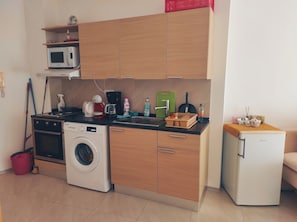Kühlschrank, Mikrowelle, Herdplatte, Kochgeschirr/Geschirr/Besteck