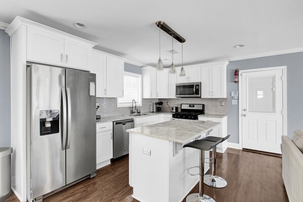 Fridge, microwave, oven, stovetop - Spectacular Peaceful Airport Adobe (College Park)