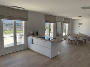 Fridge, microwave, oven, stovetop - Villa Avec vue Imprenable Entre les Gorges de L'ardèche et les Cevennes (Saint-André-de-Cruzières)
