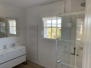 Shower, hair dryer, towels - Villa Avec vue Imprenable Entre les Gorges de L'ardèche et les Cevennes (Saint-André-de-Cruzières)