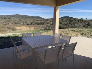 Outdoor dining - Villa Avec vue Imprenable Entre les Gorges de L'ardèche et les Cevennes (Saint-André-de-Cruzières)