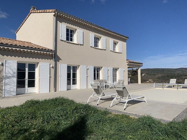 Outdoor dining - Villa Avec vue Imprenable Entre les Gorges de L'ardèche et les Cevennes (Saint-André-de-Cruzières)