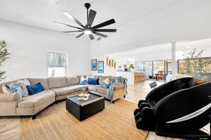 别墅, 多间卧室, 私人游泳池, 湖景 | 起居区