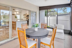 Villa, flere soverom, privat basseng, utsikt mot innsjø | Spiseområde