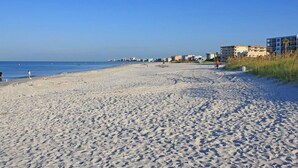 A sandy beach with footprints leading to the water, a clear sky, and buildings in the background. - 2 Homes! - 4 Mn To Madeira Bch - Hottub - Htd Pool (Madeira Beach)
