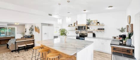 Villa, plusieurs chambres, piscine privée, vue lac | Cuisine privée | Batterie de cuisine, vaisselle et ustensiles