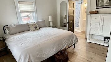3 bedrooms, desk, iron/ironing board, travel crib