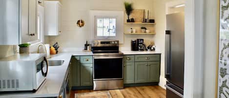 Réfrigérateur, four à micro-ondes, un four, surface de cuisson