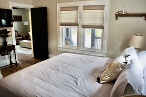 3 habitaciones, escritorio y tabla de planchar con plancha