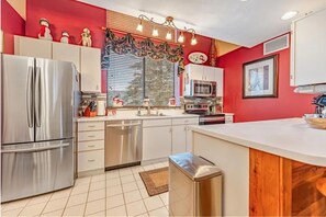 Fridge, microwave, oven, stovetop - Spacious 4-bedroom ski-in/ski-out condo on Seven Springs Mountain Resort (Champion)