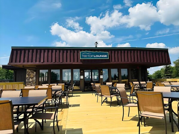 Outdoor dining - Spacious 4-bedroom ski-in/ski-out condo on Seven Springs Mountain Resort (Champion)