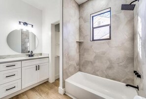 SĂšche-cheveux, savon, papier toilette
