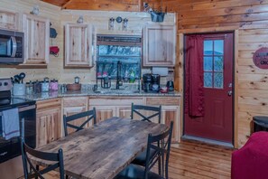 Stovetop, coffee/tea maker, toaster, cookware/dishes/utensils - Gnome - Firepit, Pickle Ball, mt views, fireplace (Sevierville)