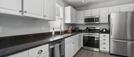 Køleskab, mikrobølgeovn, ovn, kogeplade