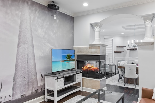 🏛️ Our stunning Washington Monument wall mural transforms your stay into a monumentally memorable experience. #RoomWithAView #WashingtonDC #StayUnique #TravelGoals"