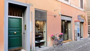 A building with a green door, a bicycle with flowers, and a mailbox. - Campo de Fiori - Rome, nice apartment with terrace for 6 people (Roma)