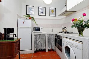 Fridge, oven, dishwasher, coffee/tea maker