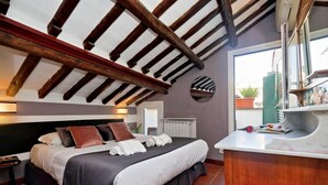 A bedroom with a bed, a wooden ceiling, a window, and a bathroom counter. - Campo de Fiori - Rome, nice apartment with terrace for 6 people (Roma)