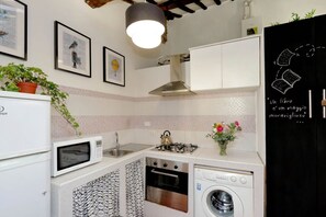 Réfrigérateur, four, lave-vaisselle, cafetière/bouilloire