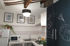 Kühlschrank, Ofen, Geschirrspüler, Wasserkocher mit Kaffee-/Teezubehör