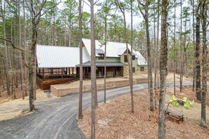 Exterior - Grand Broken Bow Cabin w/ Hot Tub & Spacious Deck! (Broken Bow)