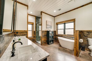 Ein Badezimmer mit einem großen Waschbecken, einer Badewanne und einer Toilette.