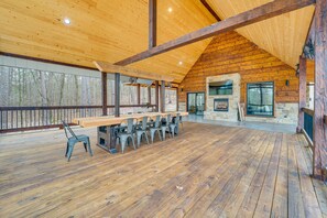 Outdoor dining - Grand Broken Bow Cabin w/ Hot Tub & Spacious Deck! (Broken Bow)