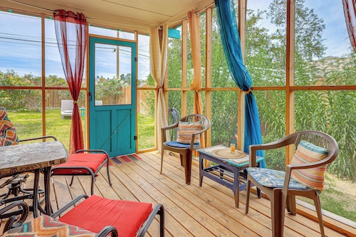 New Mexico Cottage: Private yard & Tub On-Site