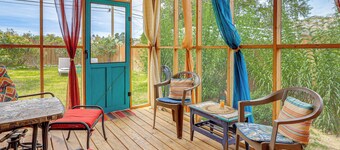 New Mexico Cottage: Private yard & Tub On-Site