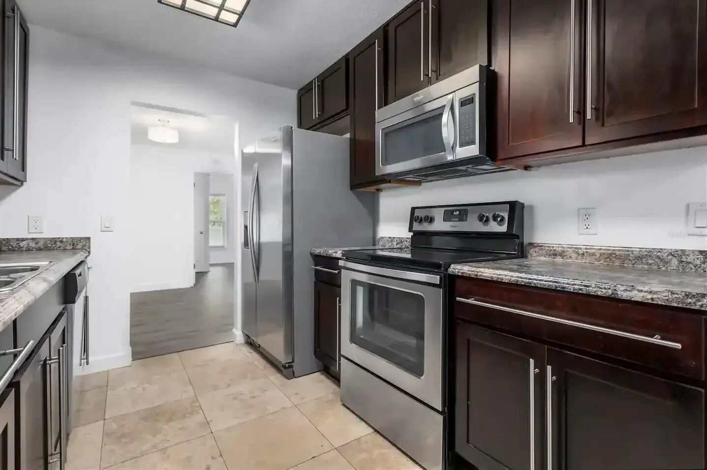 Réfrigérateur, four à micro-ondes, un four, surface de cuisson