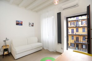 Living area - Custodi Studio Apartment (Milano)