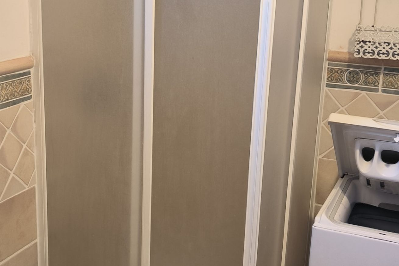 Douche, sèche-cheveux, bidet, serviettes fournies