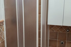 Suihku, hiustenkuivaaja, bidee, pyyhkeet