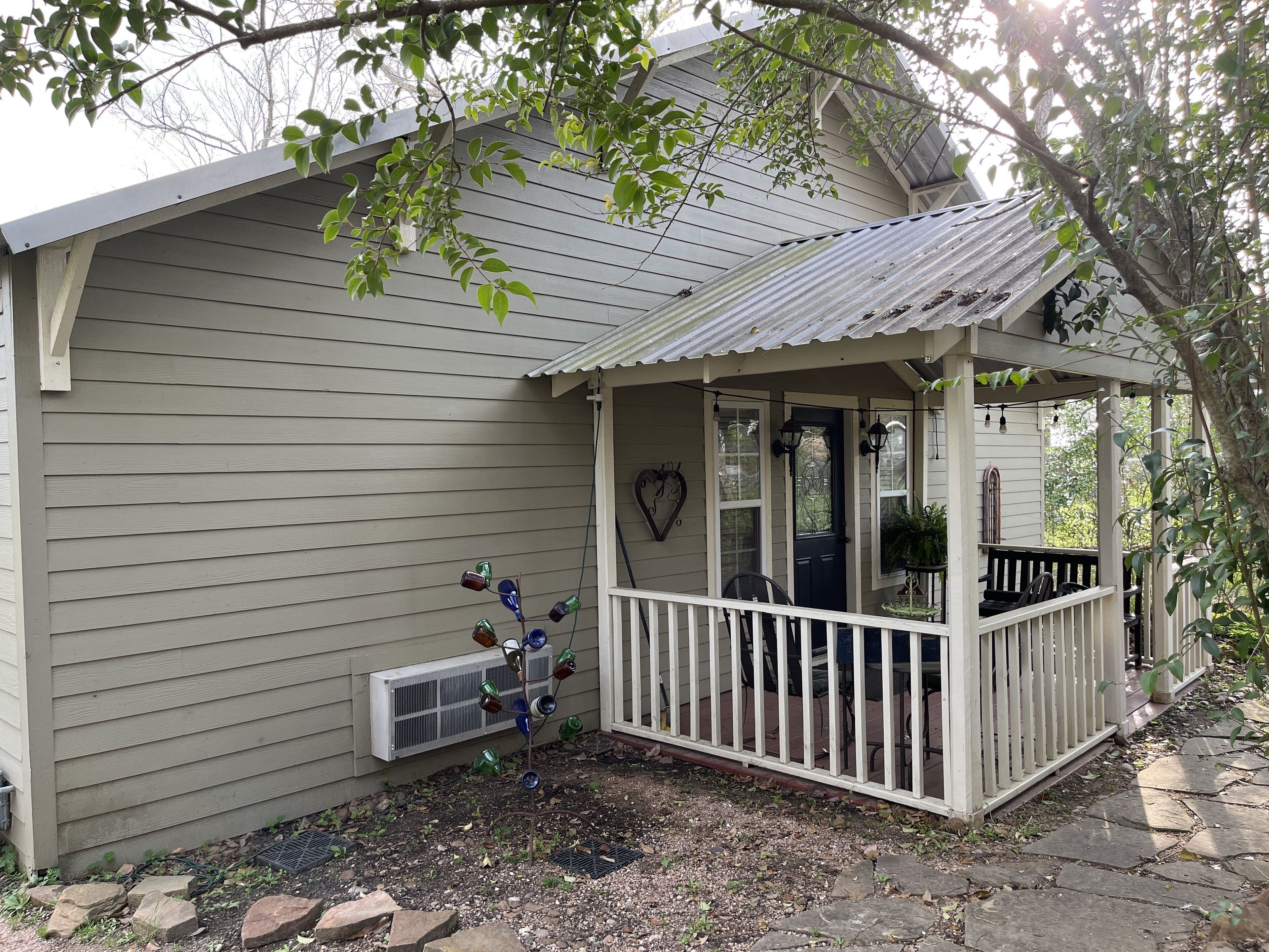 Lodge like Guest House walking distance to downtown Historic Montgomery, Texas