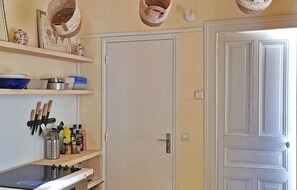 Frigorífic, forn, rentaplats i cafetera i tetera 