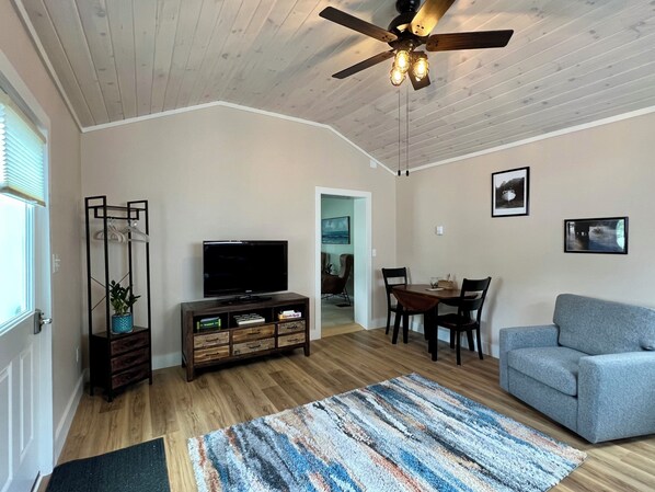 Smart TV, fireplace