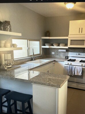 Microwave, oven, stovetop - Comfortable safe gated community, located 12 min away from Valle de Guadalupe. (El Sauzal)