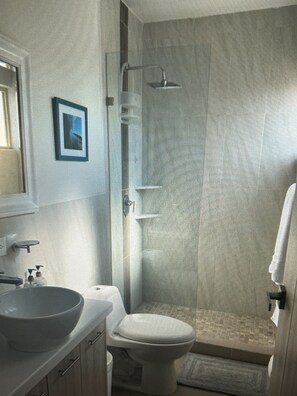 Dusche, Haartrockner, Handtücher, Seife