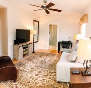 Living area - In the heart of Gatlinburg! Magnificent city views and Hot Tub (Gatlinburg)